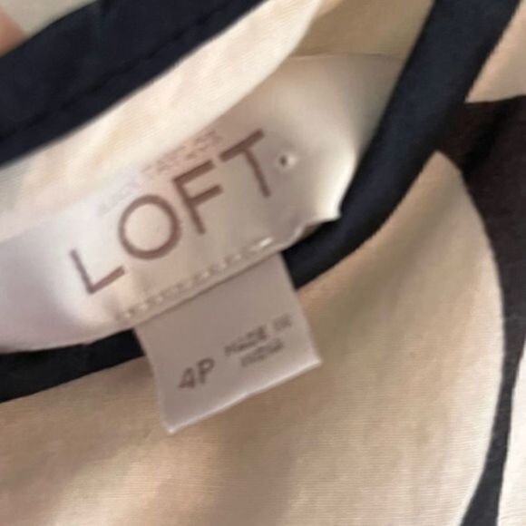 Loft sleeveless Shift dress. Size 4. Cream and black. Circle pattern. - Picture 4 of 4